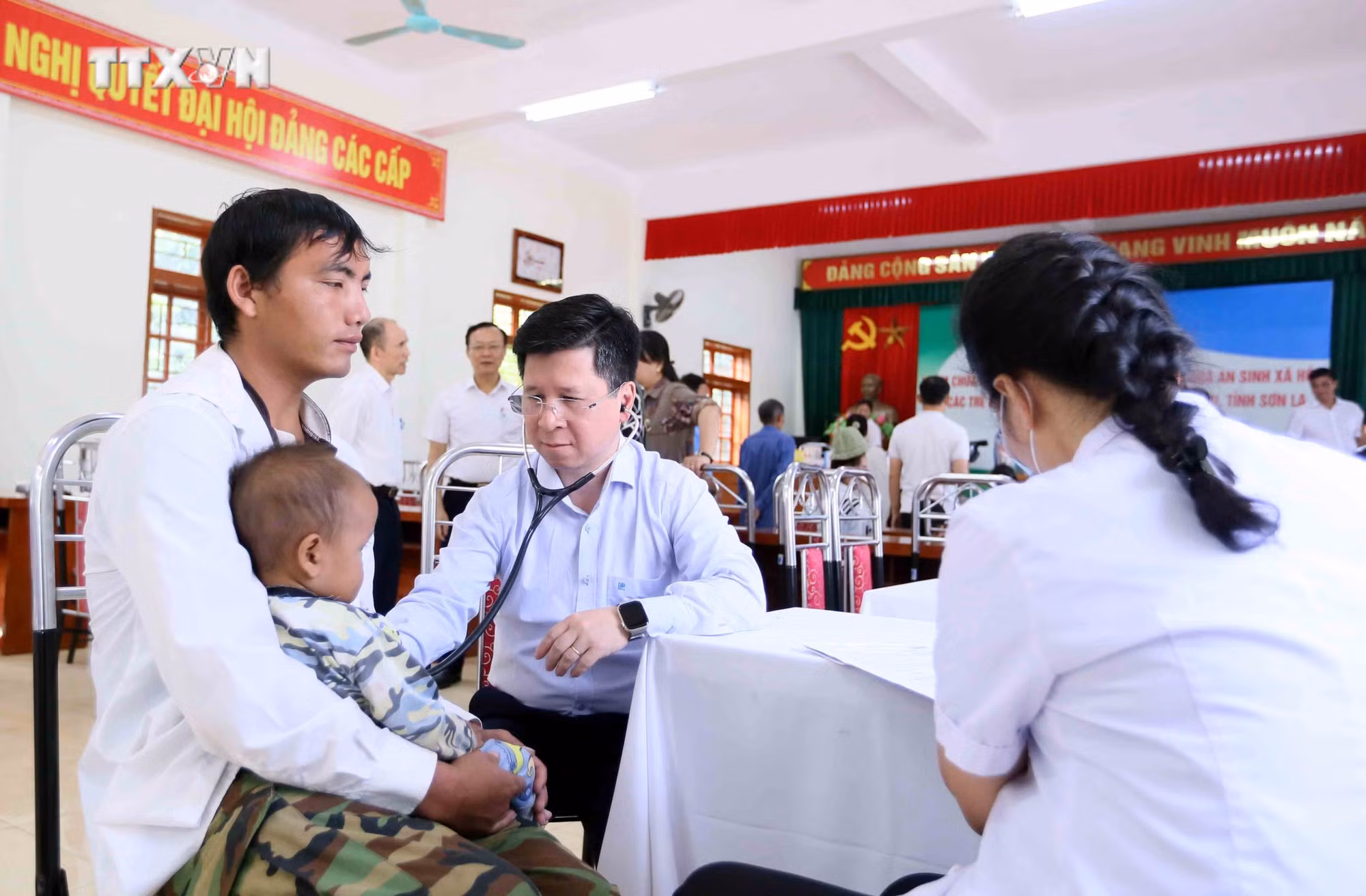 vna_potal_chuong_trinh_xoa_nha_tam_nha_dot_nat_va_kham_chua_benh_tang_qua_cho_cac_tre_em_son_la_7668070.jpg