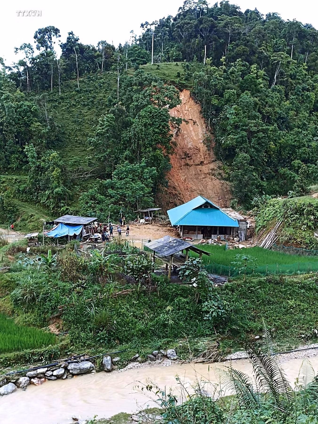 Huy động lực lượng giúp dân khắc phục hậu quả sau mưa lớn tại huyện Hoàng Su Phì