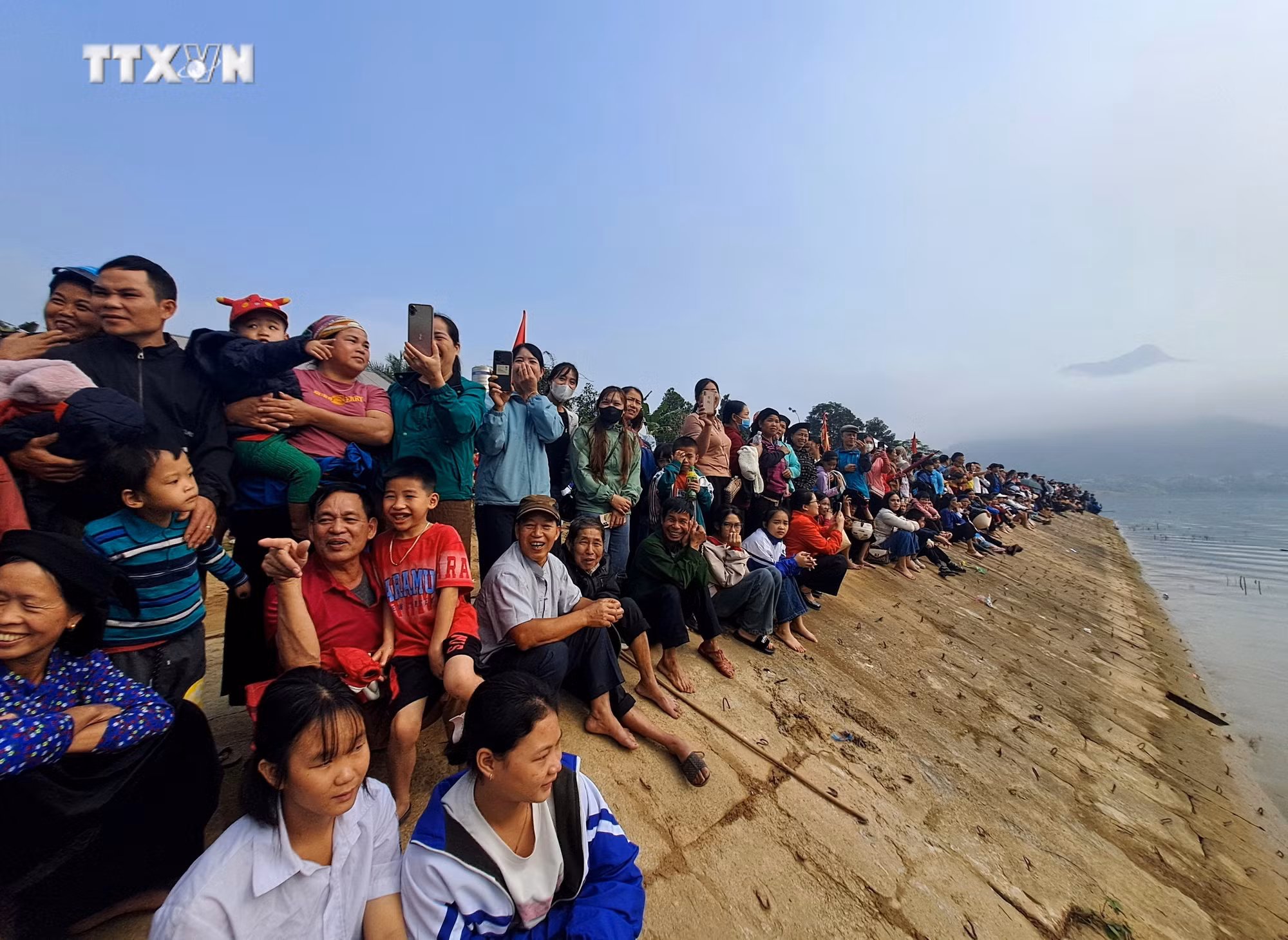 vna_potal_no_nuc_le_hoi_dua_mang_truyen_thong_tren_song_gam_ha_giang_7707363.jpg