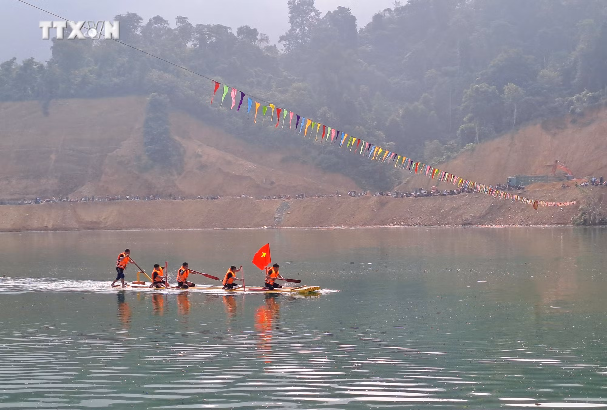 vna_potal_no_nuc_le_hoi_dua_mang_truyen_thong_tren_song_gam_ha_giang_7707368.jpg