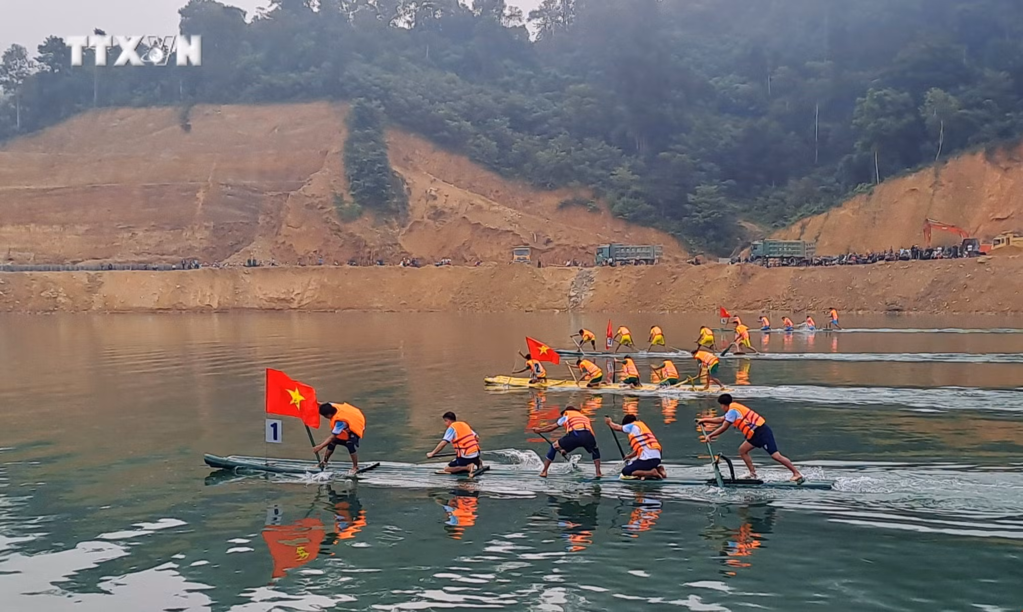 vna_potal_no_nuc_le_hoi_dua_mang_truyen_thong_tren_song_gam_ha_giang_7707369.jpg