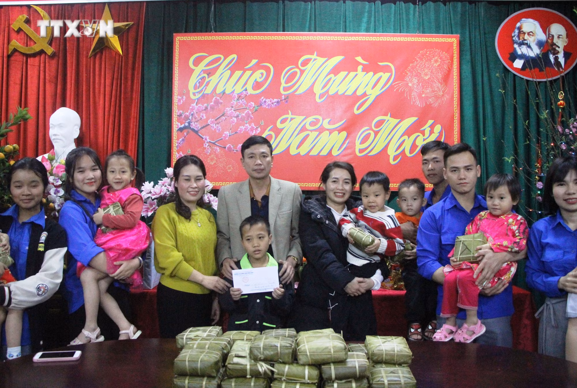 vna_potal_dien_bien_cham_lo_tet_cho_tre_em_ngheo_co_hoan_canh_dac_biet_kho_khan_7213873.jpg