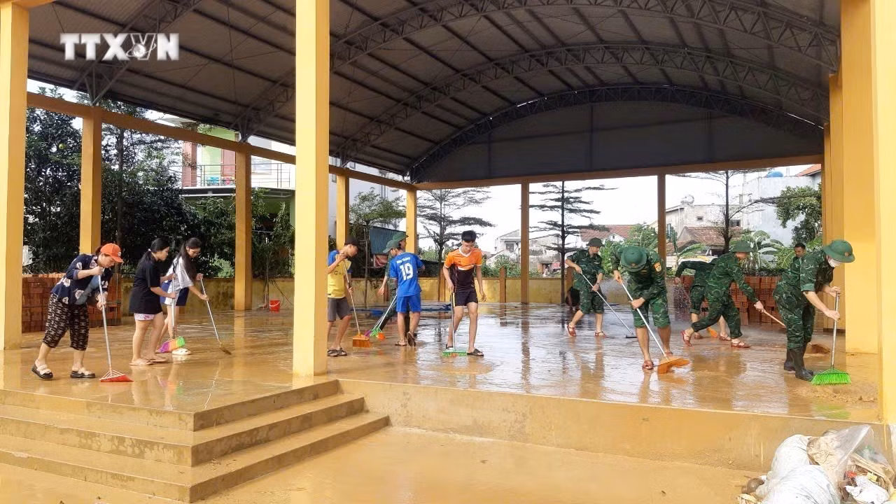 vna_potal__bo_doi_bien_phong_quang_binh_ho_tro_nguoi_dan_tai_thiet_cuoc_song_sau_mua_lu_7683208.jpg