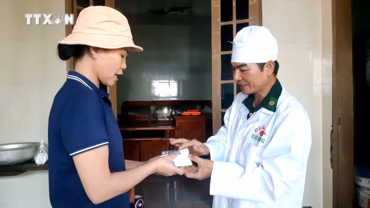 vna_potal__bo_doi_bien_phong_quang_binh_ho_tro_nguoi_dan_tai_thiet_cuoc_song_sau_mua_lu_7683210.jpg