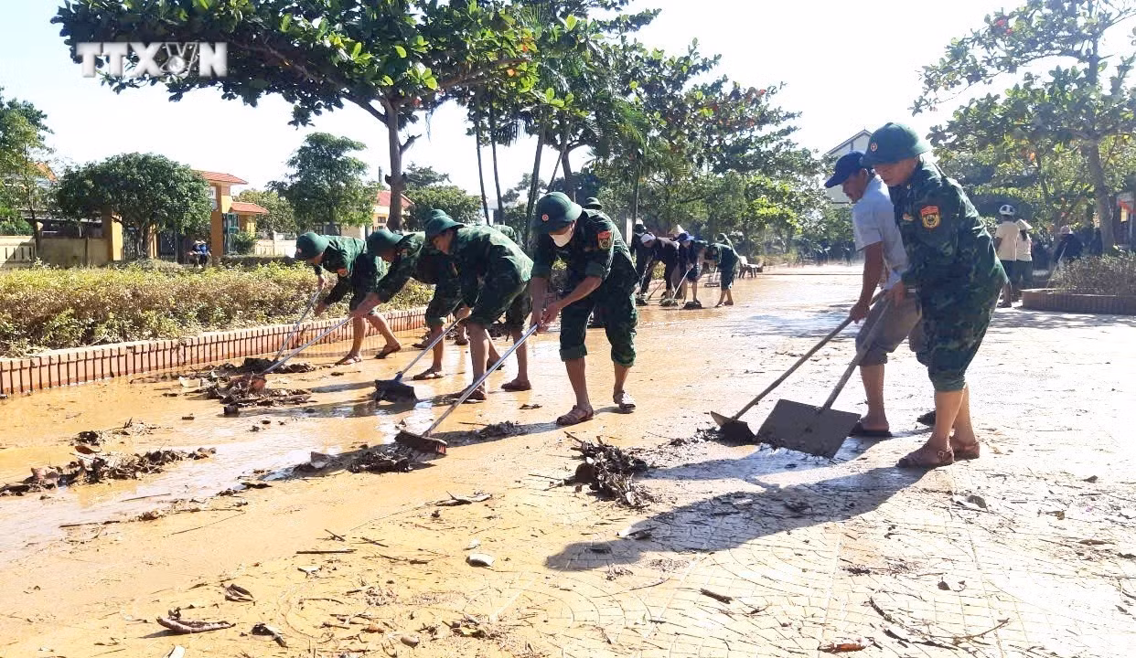 vna_potal__bo_doi_bien_phong_quang_binh_ho_tro_nguoi_tai_thiet_cuoc_song_sau_mua_lu_7683177.jpg