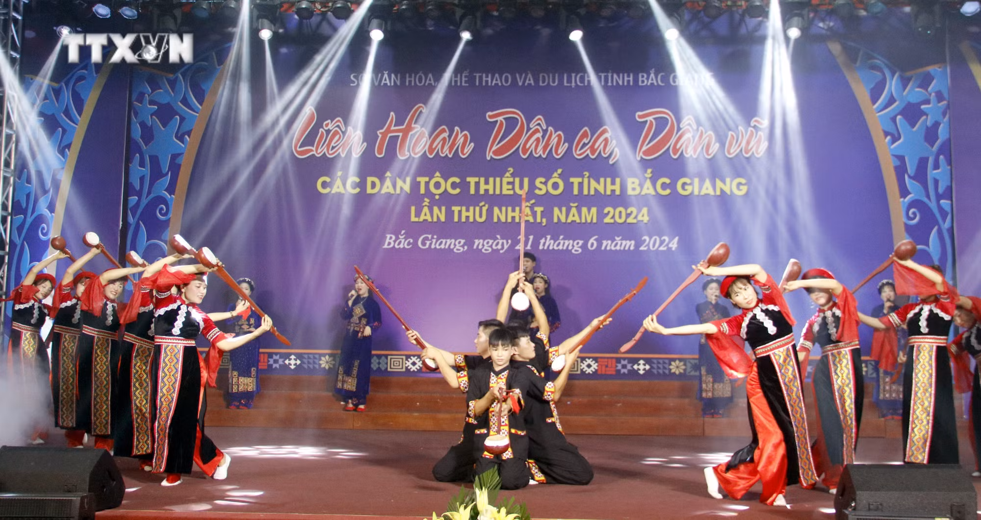 vna_potal_lien_hoan_dan_ca_dan_vu_cac_dan_toc_thieu_so_tinh_bac_giang_lan_thu_nhat__7442608.jpg