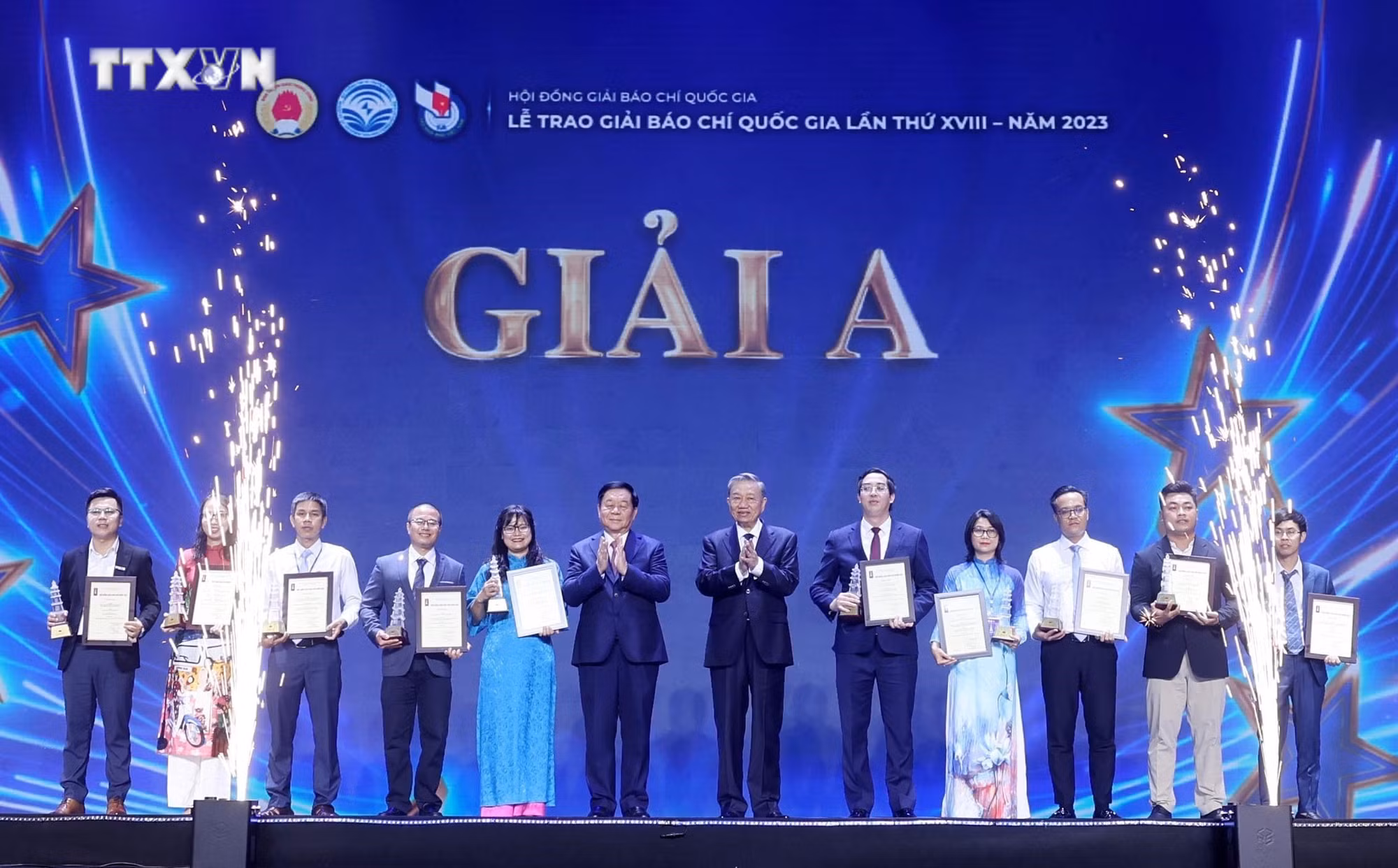 vna_potal_chu_tich_nuoc_du_le_trao_giai_bao_chi_quoc_gia_lan_thu_xviii__7443145.jpg