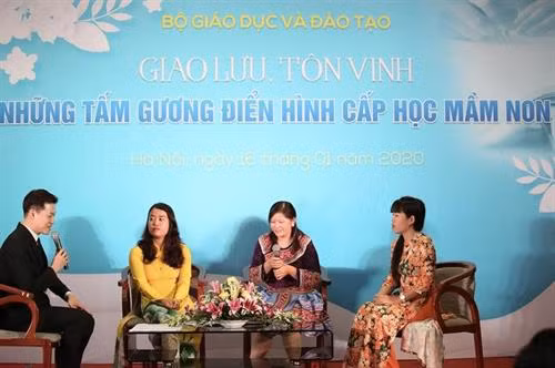 Cô giáo người Mông Giàng Thị Chá cõng con nhỏ, vượt núi đá đến với trẻ mầm non
