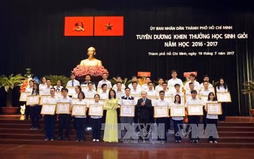 Tuyên dương học sinh đạt thành tích cao trong các kỳ thi quốc gia, quốc tế