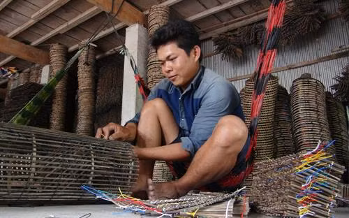 Nghề đan lợp cua phục vụ mùa lũ cho thu nhập khá