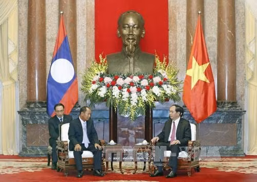 Chủ tịch nước Trần Đại Quang và Thủ tướng Nguyễn Xuân Phúc tiếp Bộ trưởng An ninh Lào