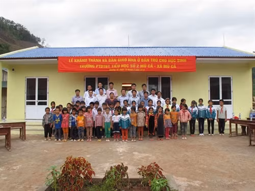 Nhà bán trú cho em, công trình của cả cộng đồng