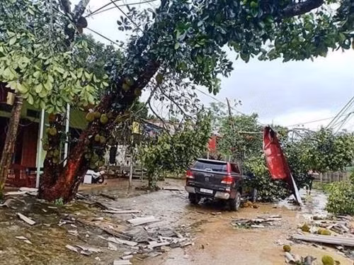 Giông lốc, mưa đá gây nhiều thiệt hại tại Sơn La và Yên Bái, một người chết do đá lăn trúng