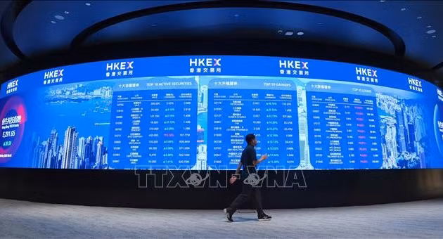 Bảng chỉ số chứng khoán tại tỉnh sàn giao dịch ở Hong Kong (Trung Quốc). Ảnh tư liệu: THX/TTXVN
