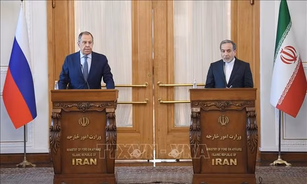 Ngoại trưởng Iran Abbas Araghchi và Ngoại trưởng Nga Sergei Lavrov tại cuộc họp báo chung sau hội đàm ở Tehran. Ảnh: THX/TTXVN phát.
