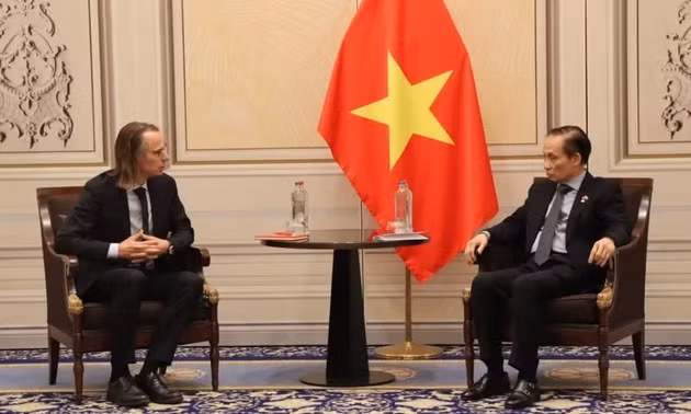 Bộ trưởng Ngoại giao Lê Hoài Trung tiếp Phó Tổng Thư ký Đảng Lao động Bỉ