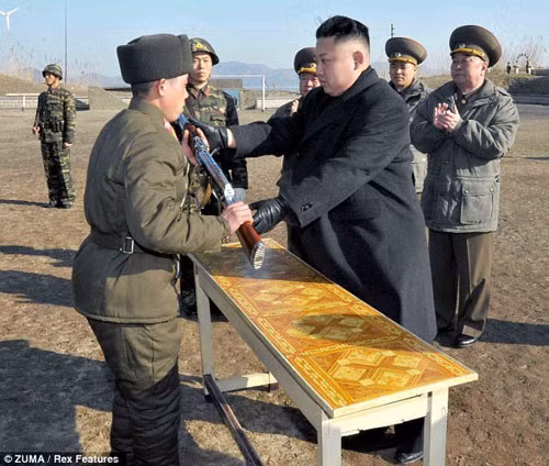 Loạt ảnh Kim Jong Un thị sát nơi tiền tuyến ảnh 5