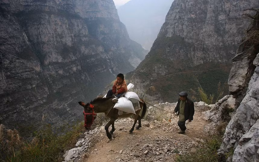 Những hành trình đến trường nguy hiểm nhất thế giới ảnh 8
