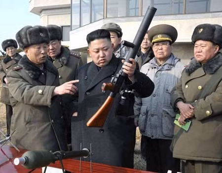 Ông Kim Jong Un thị sát tập trận gần biên giới ảnh 1