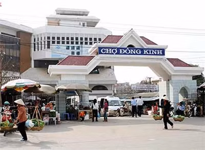Thu giữ vũ khí, thuốc kích dục ở chợ Đông Kinh ảnh 1