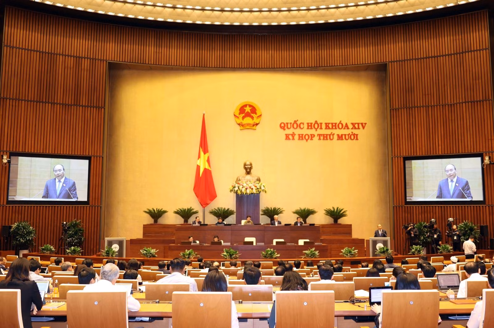 Quang cảnh phiên chất vấn và trả lời chất vấn.