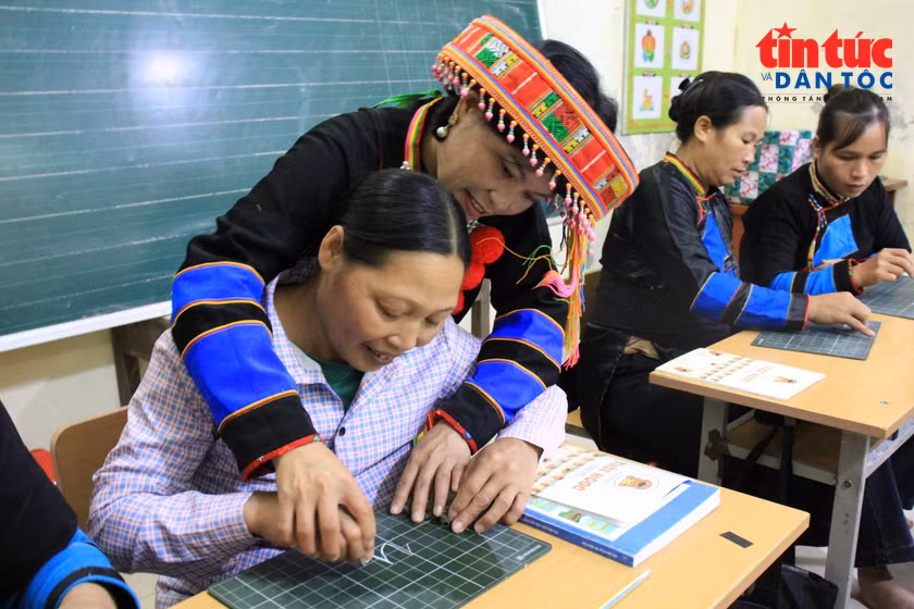 Cô giáo đứng lớp 'xóa mù' cho đồng bào Dao ở Thái Nguyên