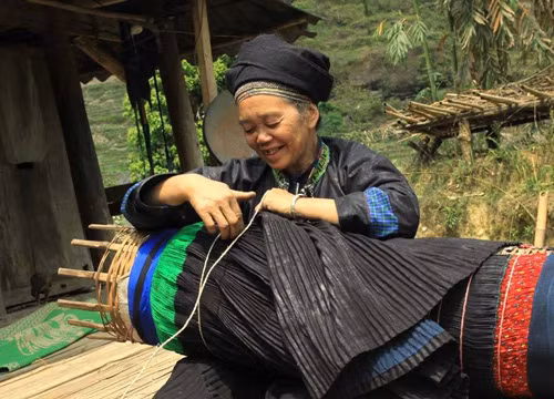 Nét duyên của chiếc đuôi chim trên trang phục Nùng U ảnh 3