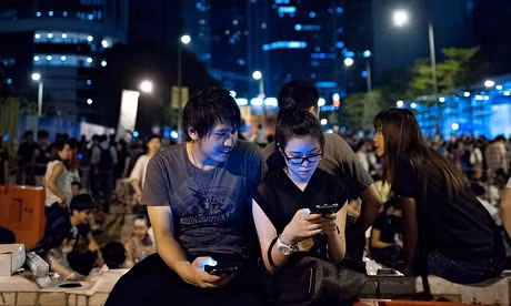 Dân Hong Kong đổ xô tải ứng dụng nhắn tin không cần sóng di động ảnh 1