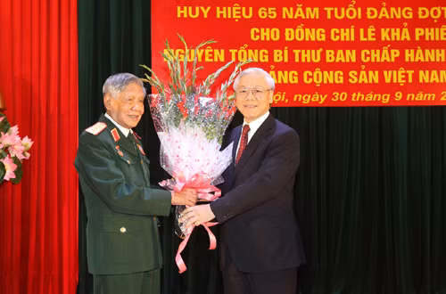 Trao tặng Huy hiệu 65 năm tuổi Đảng cho đồng chí Lê Khả Phiêu ảnh 2