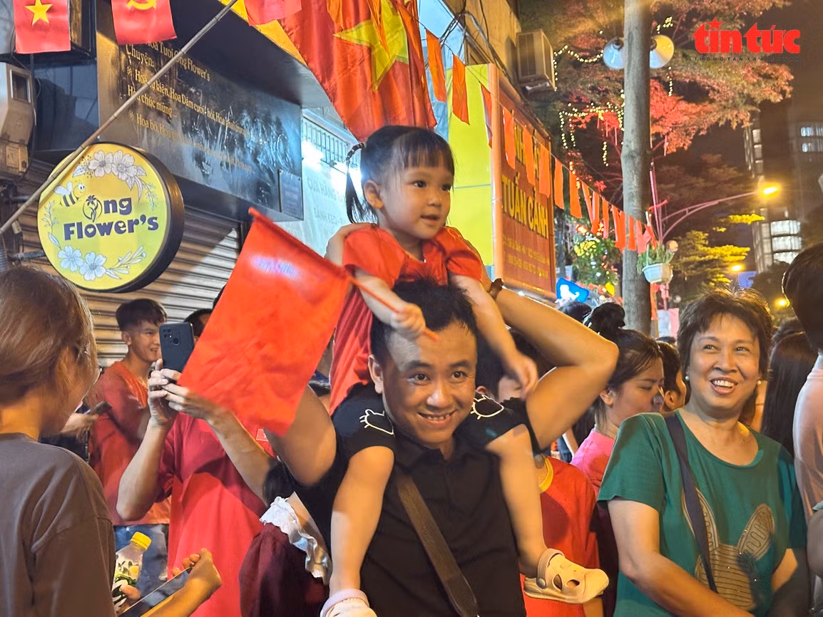 Người dân 'cuồng nhiệt' cổ vũ đoàn diễu binh, diễu hành hợp luyện A80