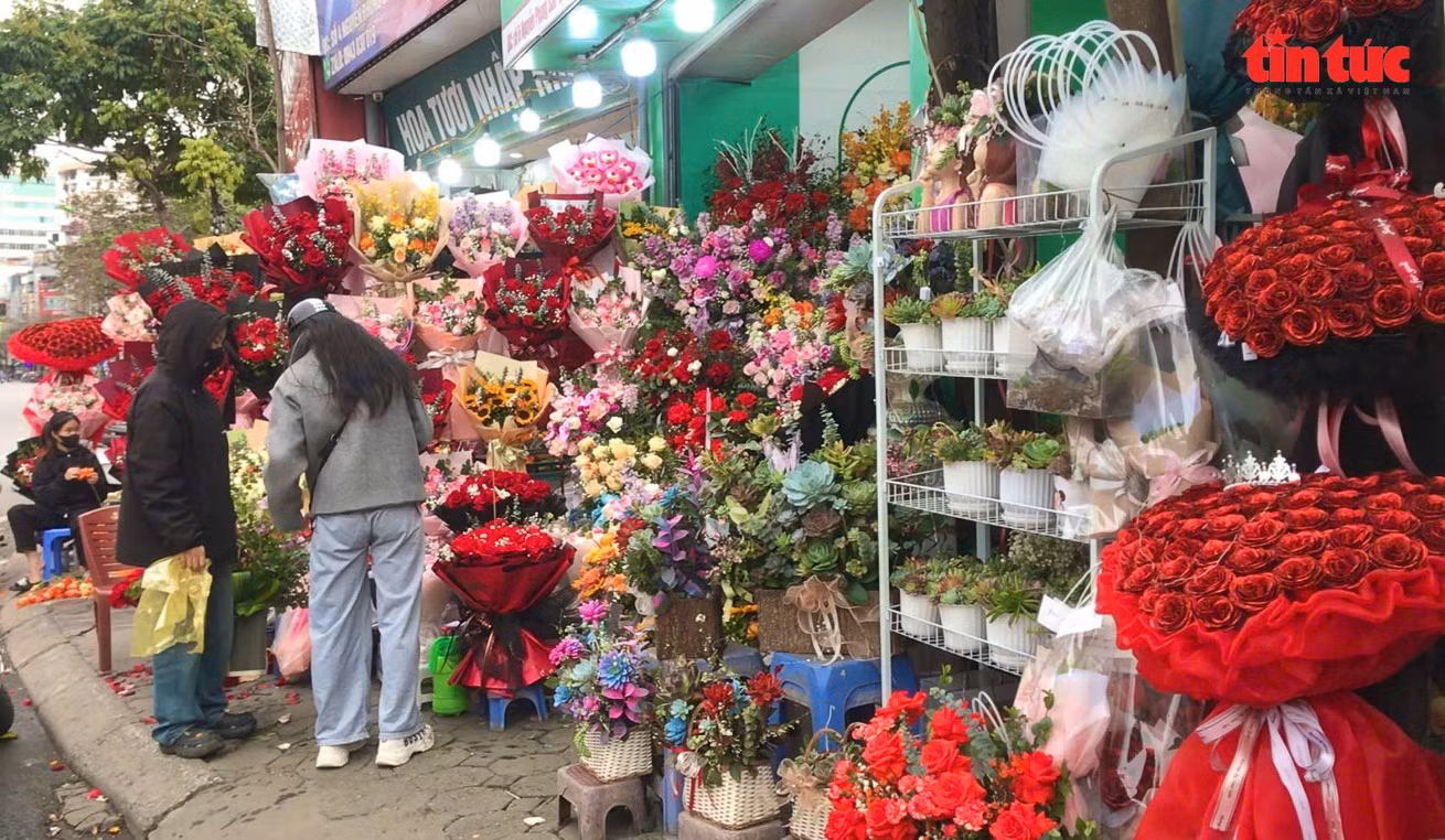 Sôi động thị trường hoa, quà tặng cận kề ngày 8/3 