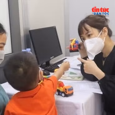 Bác sĩ ơi: Nhận biết sớm dấu hiệu trẻ tự kỷ