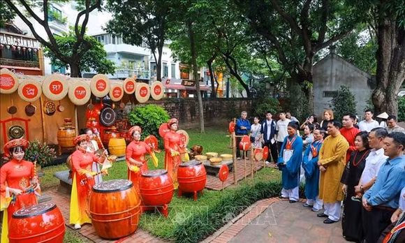 Lan tỏa giá trị văn hóa Việt qua tiếng trống truyền thống