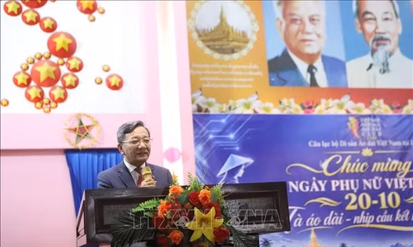 Tà áo dài - nhịp cầu kết nối văn hóa Việt – Lào