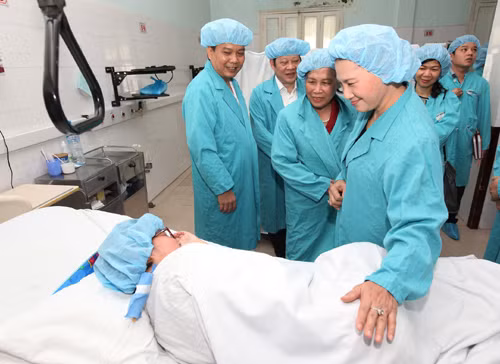 Lãnh đạo tặng quà bệnh nhi tại Bệnh viện Việt Đức ảnh 1