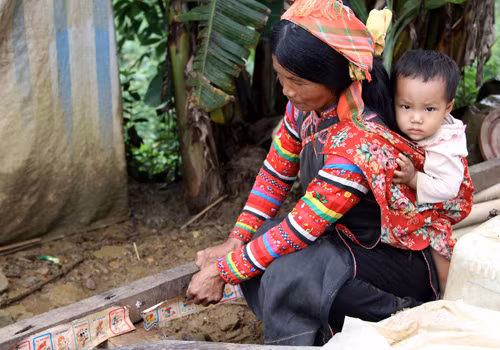 Khó khăn chuyển dân khỏi vùng sạt lở ảnh 2
