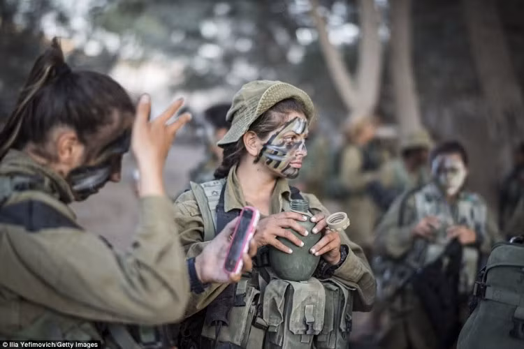 Tuần tra cùng nữ binh 'mèo sa mạc' của Israel ảnh 4