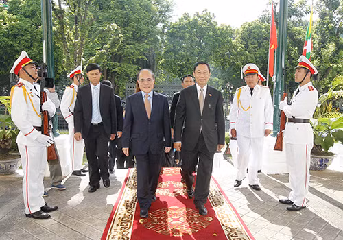 Chủ tịch Quốc hội Nguyễn Sinh Hùng hội đàm với Chủ tịch Quốc hội Myanmar ảnh 1