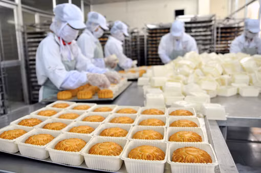 Bánh Trung thu “đắt” có “xắt ra miếng”? ảnh 1
