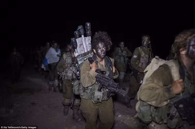 Tuần tra cùng nữ binh 'mèo sa mạc' của Israel ảnh 2