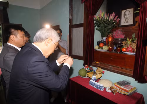 Tổng Bí thư Nguyễn Phú Trọng dâng hương tưởng niệm Bác Hồ ảnh 1