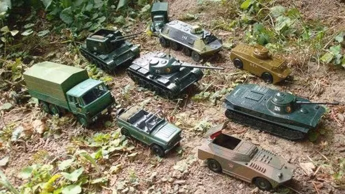 Nga dùng xe tăng đồ chơi chế nhạo NATO ảnh 1