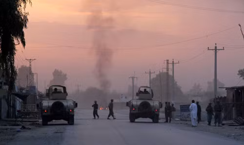 Taliban tấn công liều chết toà nhà chính quyền ảnh 1