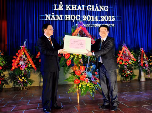 Đồng chí Tô Huy Rứa dự khai giảng năm học mới tại Trường THPT Chuyên Bắc Ninh ảnh 1