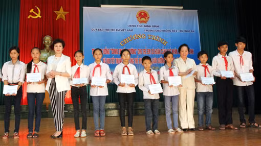 Phó Chủ tịch nước Nguyễn Thị Doan trao học bổng "Cùng em đến trường" ảnh 1