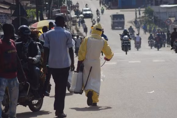 'Đóng cửa hoàn toàn' đất nước để kiềm chế dịch Ebola ảnh 1