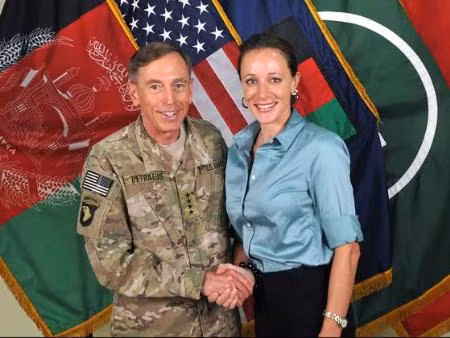 CIA điều tra bê bối tình ái của cựu Giám đốc Petraeus ảnh 1