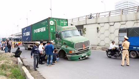Xe container văng lốp, gây tai nạn ảnh 1
