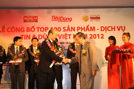 Fubon Life Việt Nam nhận giải thưởng 'Top 100 sản phẩm dịch vụ được Tin & Dùng 2012' ảnh 1