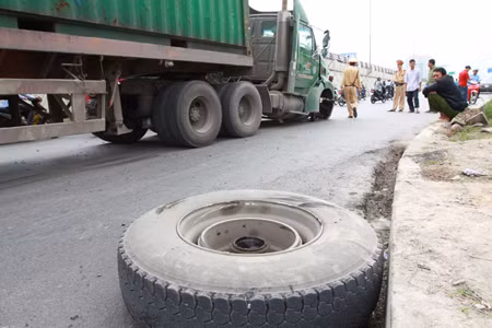 Xe container văng lốp, gây tai nạn ảnh 2